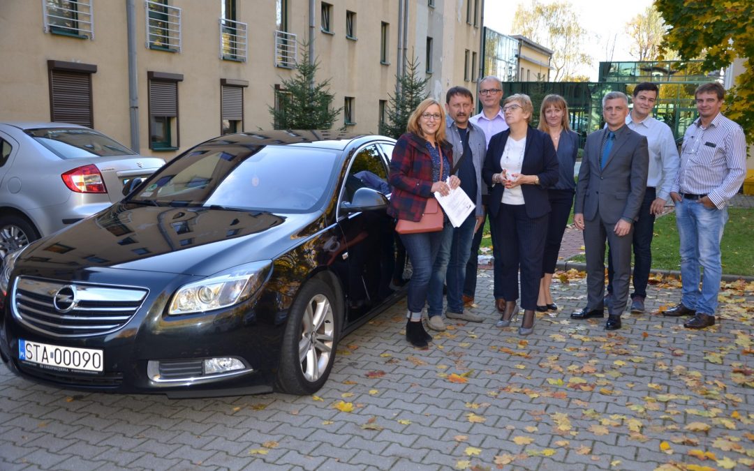 Powiat przekazał samochód Policji