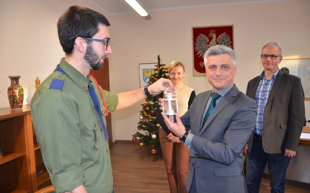 Betlejemskie Światło Pokoju dotarło do starostwa