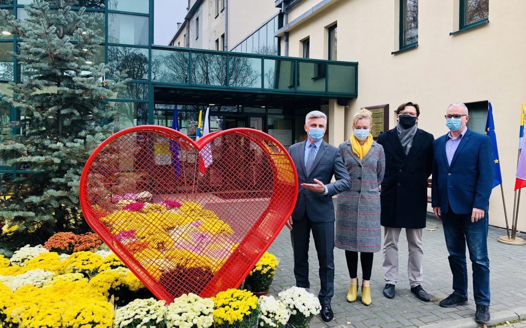 Pierwszy w Tarnowskich Górach „kosz-serce” na zbiórkę plastikowych nakrętek