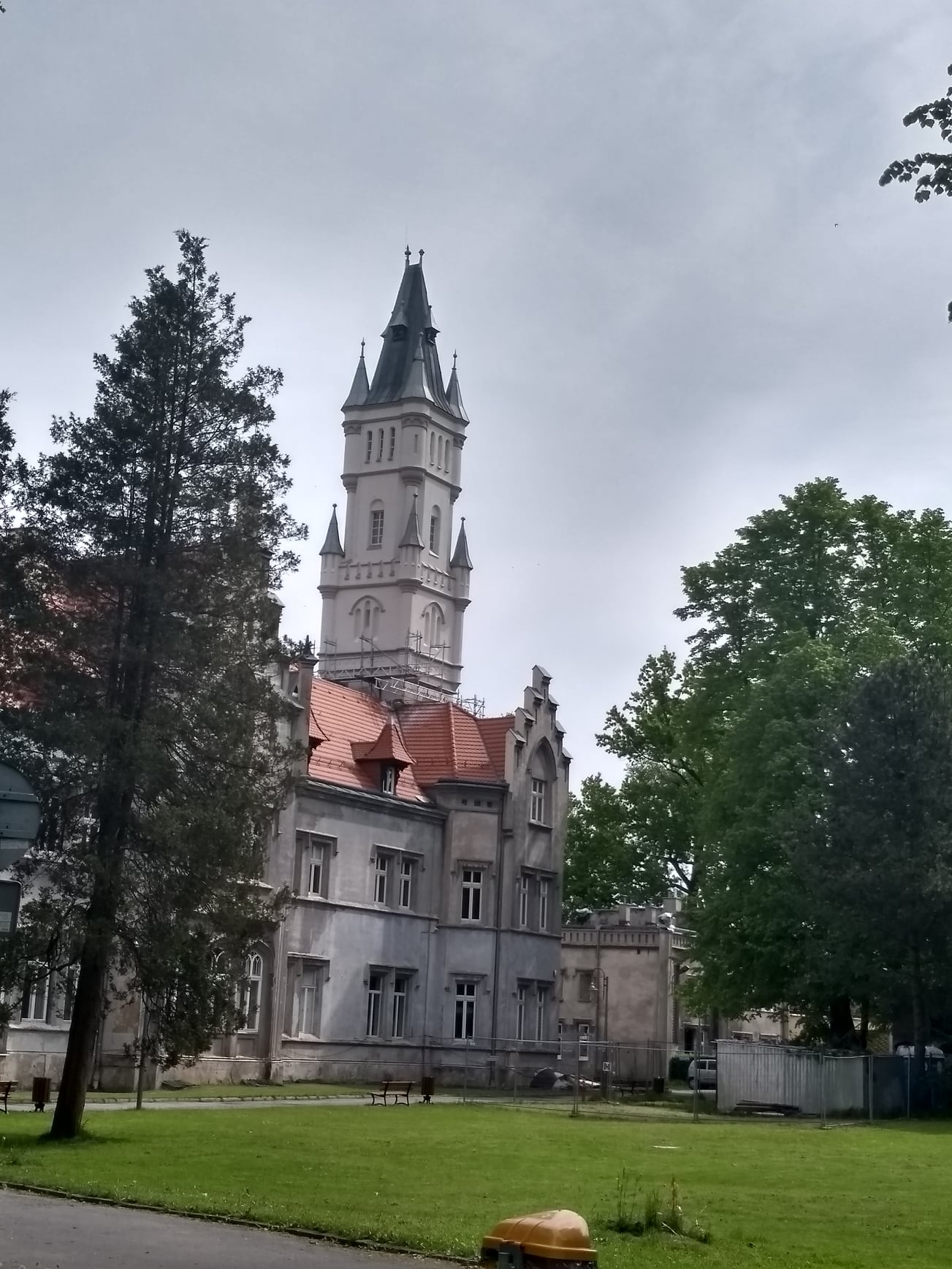 Na zdjęciu widok pałacu w Nakle Śląskim i remontowanej wieży