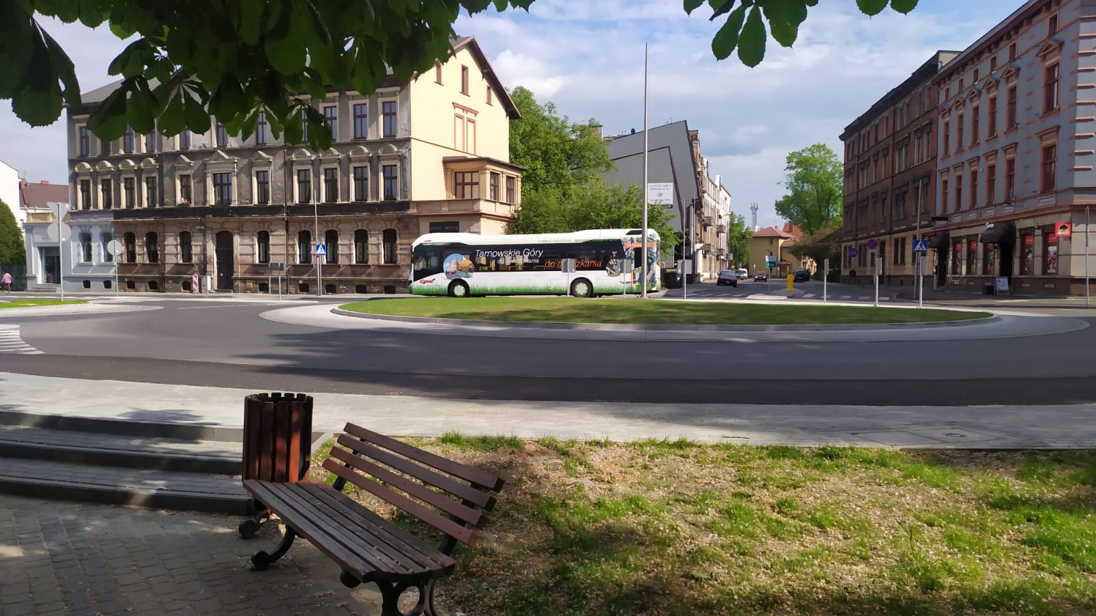 na zdjęciu rondo od strony Parku Strzeleckiego, na rondzie autobus