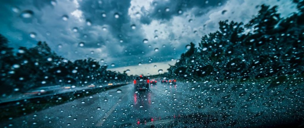 padajacy deszcz widok drogi z okna samochodu