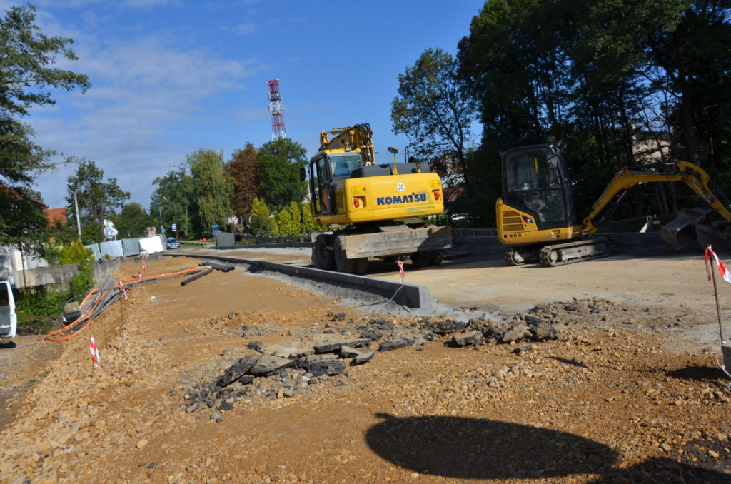 maszyny budowlane na placu budowy mostu