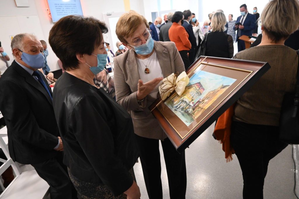 Starosta Krystyna Kosmala wręcza obraz Kierownik Centrum Aktywności Seniorów