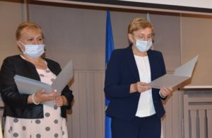 Starosta Krystyna Kosmala obok Elżbieta Susek NAczelnik Wydziału Edukacji w rece trzymają otwarte teczki