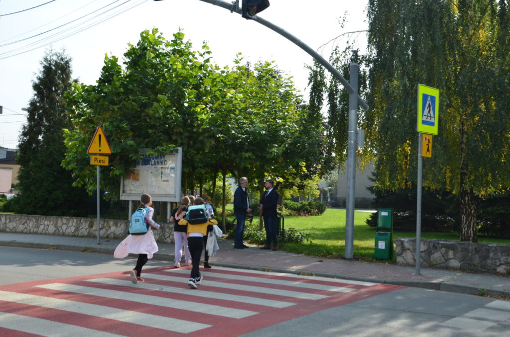 dzieci przechodzą przez przejście dla pieszych