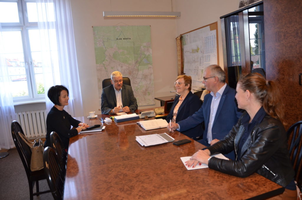 przy jednym stole siedzą zastęca burmistrza Piotr Skrabaczewski, Straosta Krystyna Kosmala, Krzystof Łoziński,