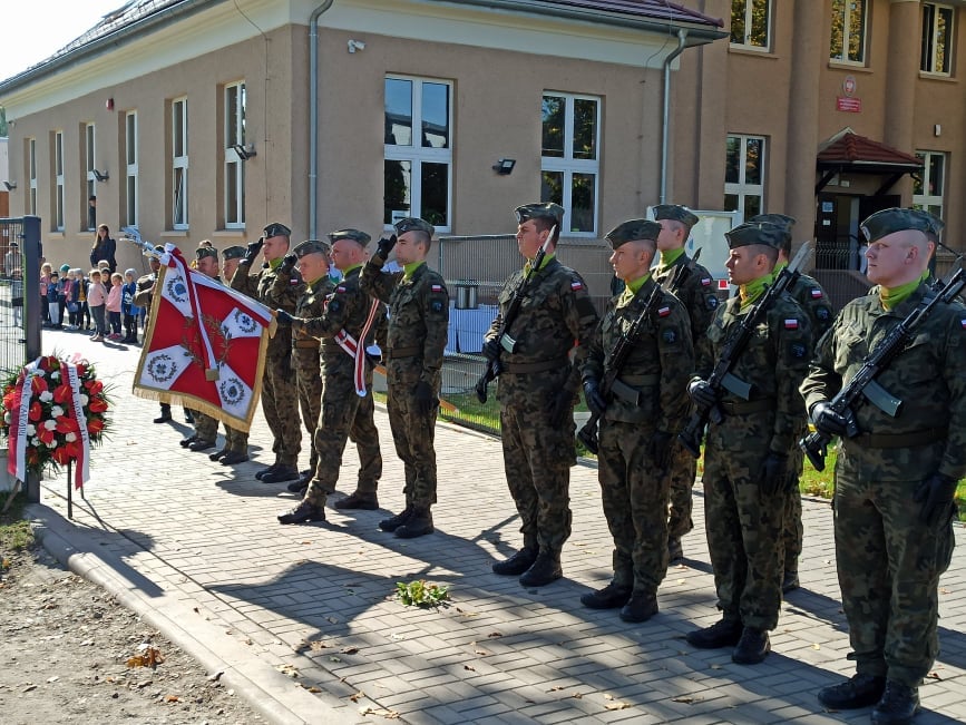 żołnierze z sztandarem