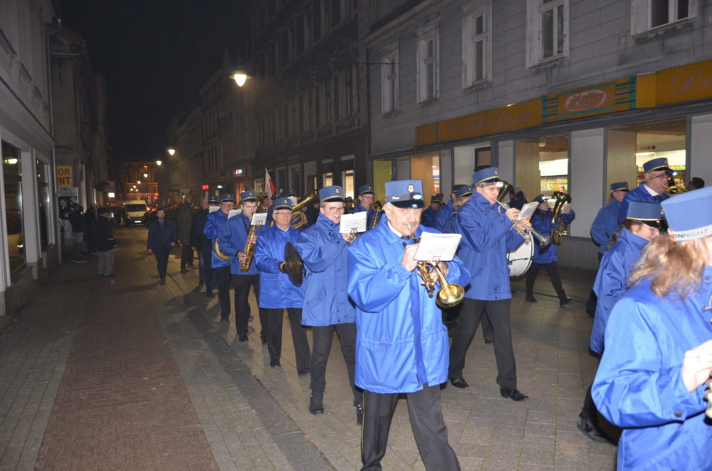 orkiestra podczas przemarszu