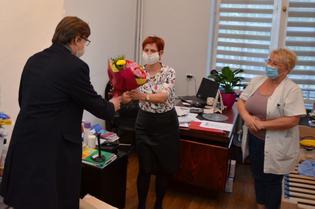 Stanisław Torbus składa życzenia i wręcza kwiatki pracownikom DPS w Łubiu