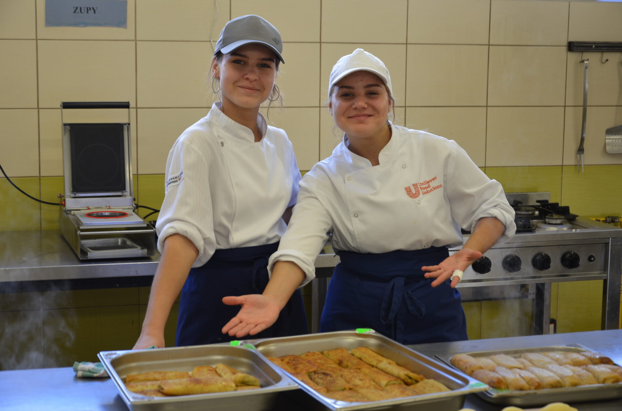 dwie dziewczyny podczas prac w kuchni warsztaty szkolne