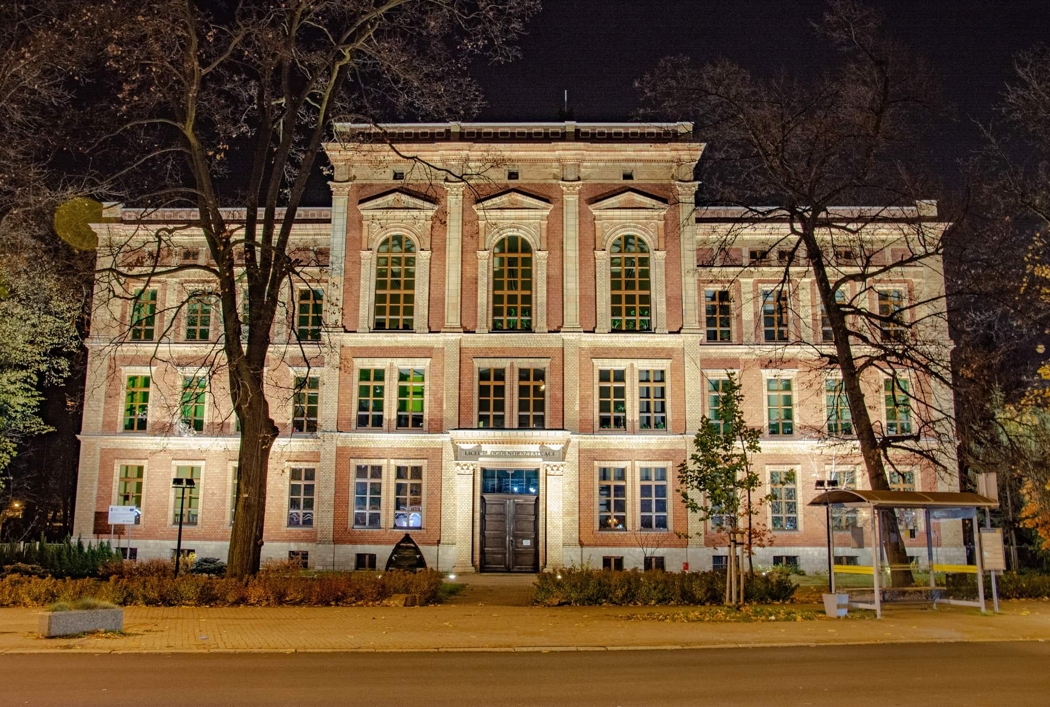 budynek LO im. St. Staszica tarnowskie Góry podświetlony iluminacją