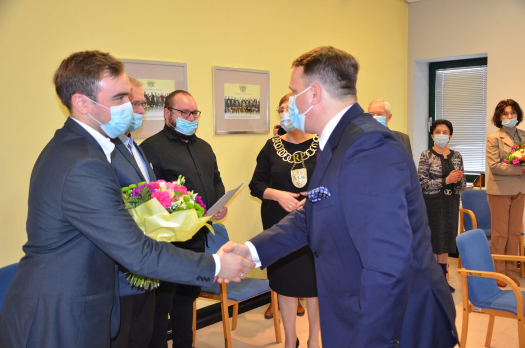 przewodniczący Rady Powiatu Przemysław Cichosz składa gratulacje laureatom nagrody Orła i Róży wsali sesyjnej starostwa