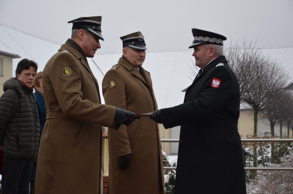 generał składa gratulacje pułkownikom Kobryniowi i Pietrasowi