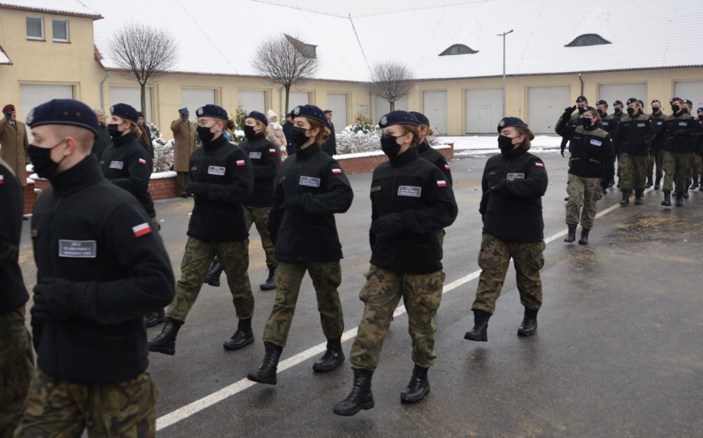 uczniowie klas wojskowych podczas defilady