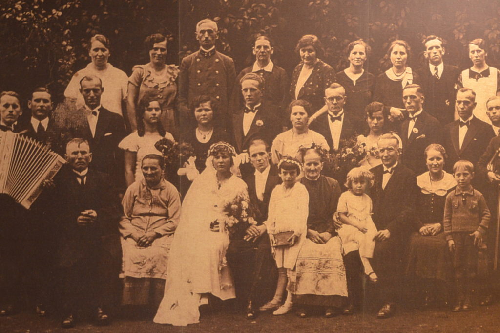 stare pamiątkowe zdjęcie dużej rodziny