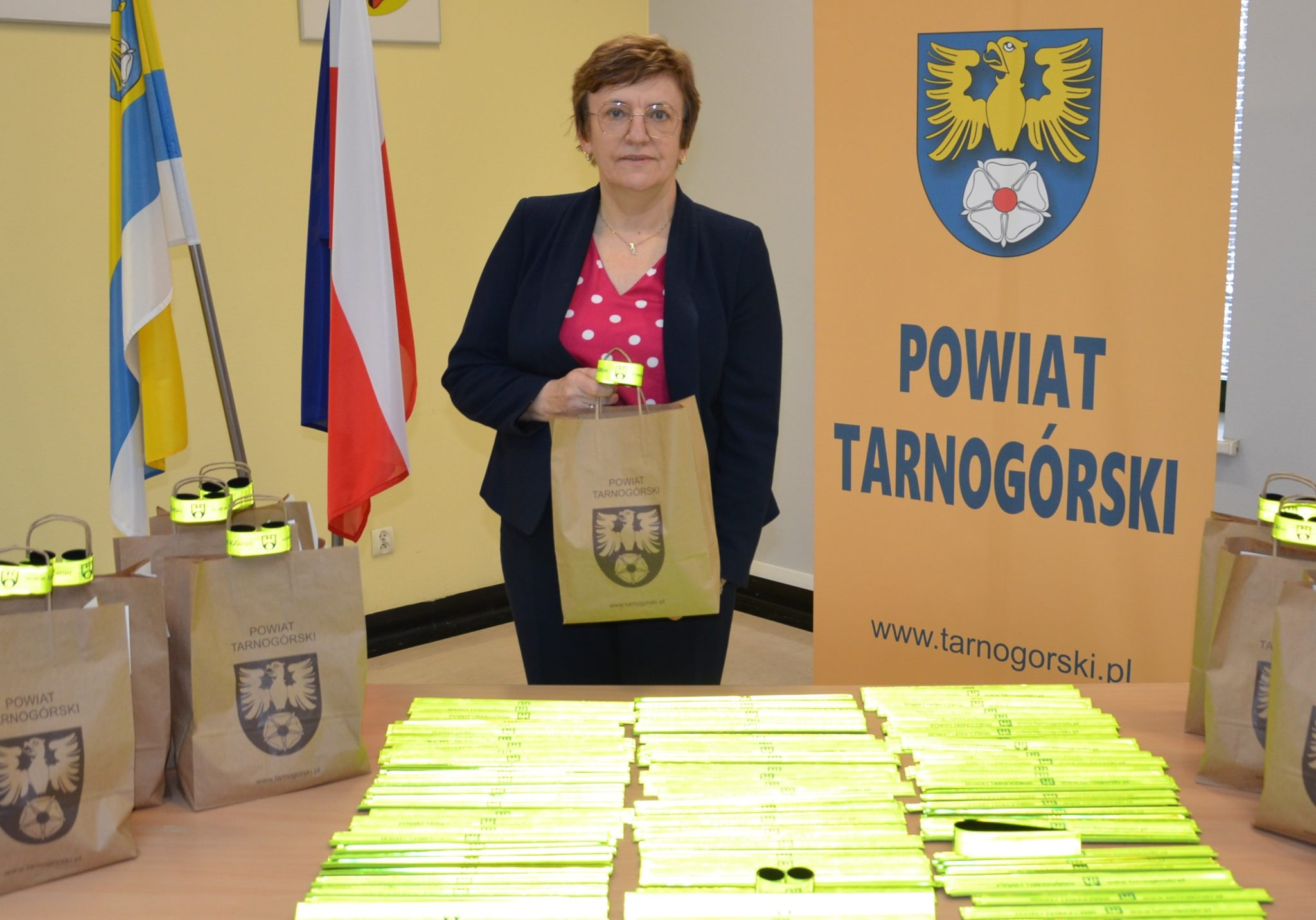 starosta krystyna Kosmala prezentuje odblaksowe elemnty dla mieszkańców