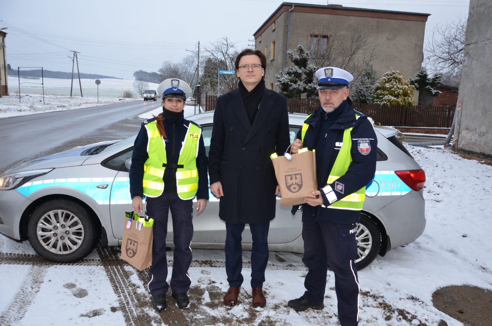 Stanisław Torbus przekazuje odblaski policjantom