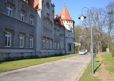 Widok chodnika przy Pałacu w Nakle Śląskim