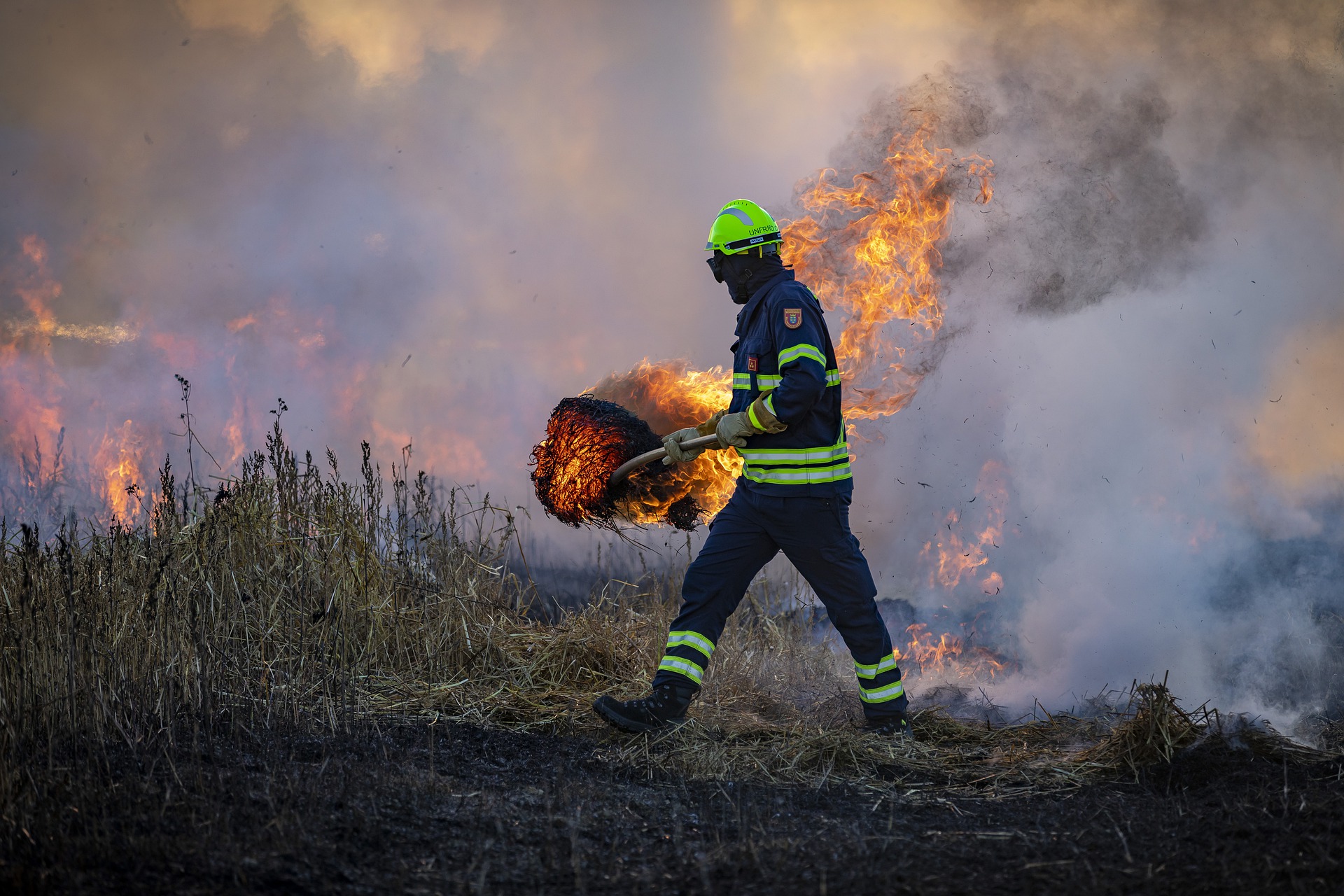 wypalanie traw strażak gaszący pożar