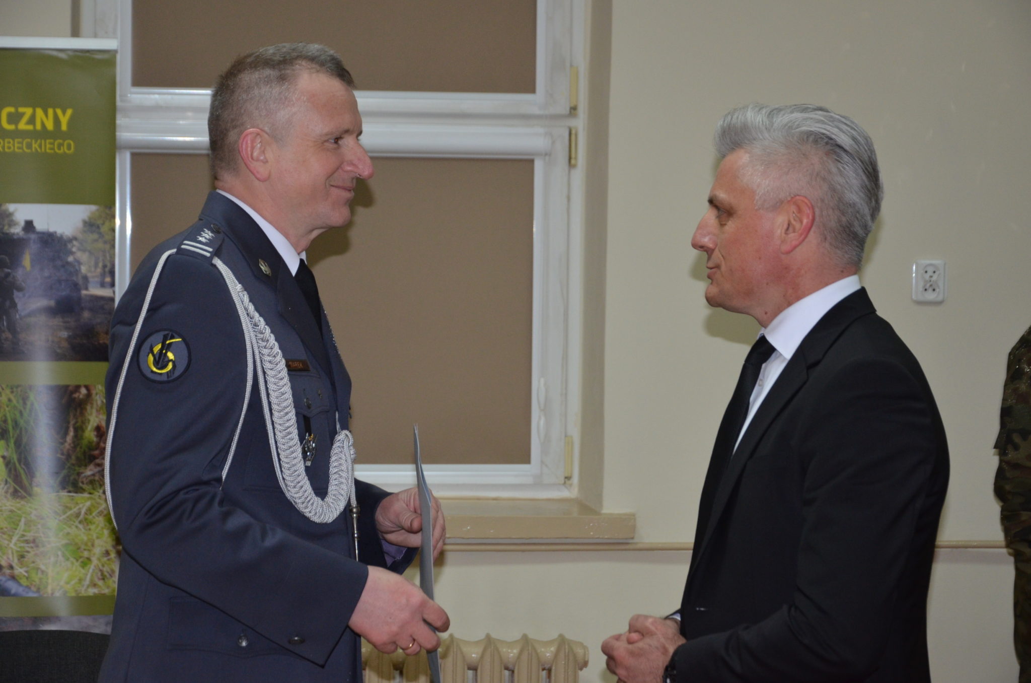 wicestrosta Sebastian Nowak składa gratulacje nowemu dowódcy