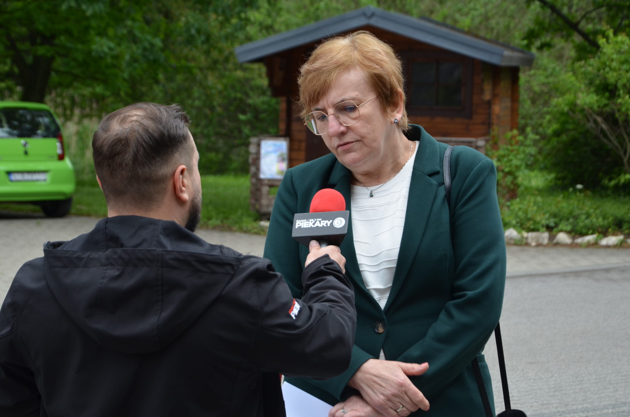 Krystyna Kosmala udziela wywyiadu dziennikarzowi z radia