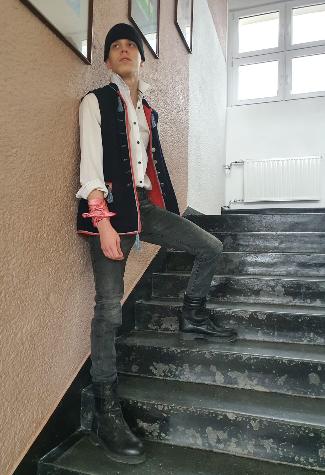 Młody chłopak stojący na schodach