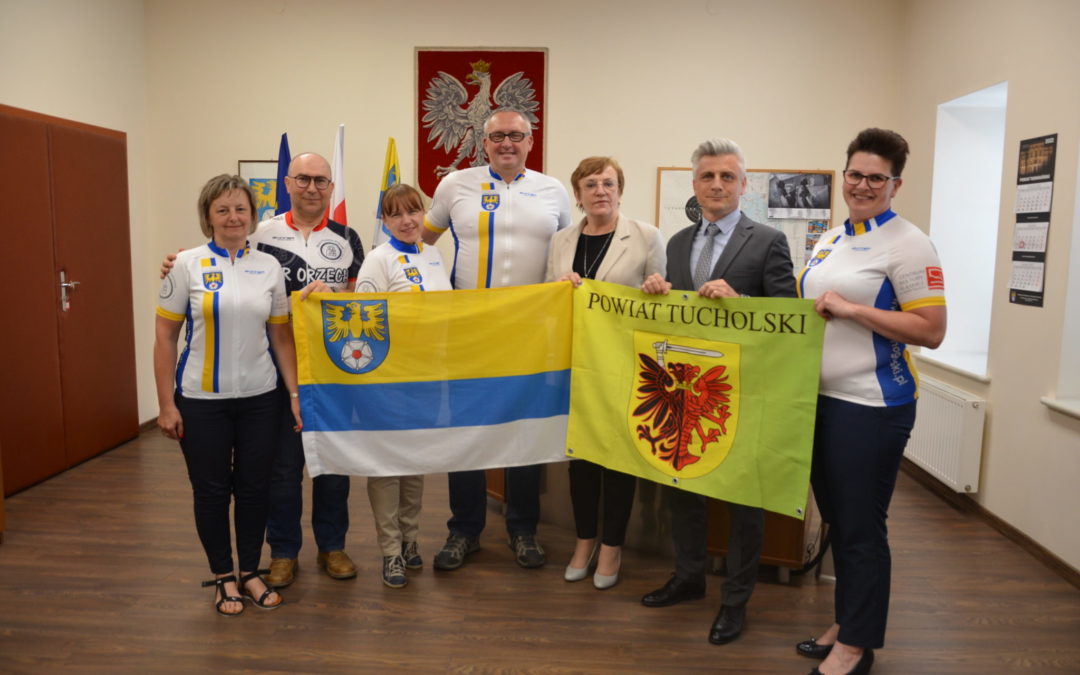Uczestnicy rajdu rowerowego z wizytą u starosty