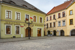 nawierzchnia z kostki, w tle wysokie budynki