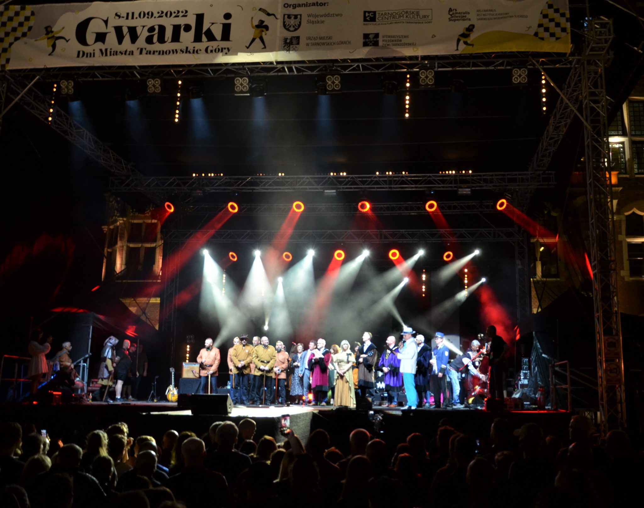 Grupa osób stoi na scenie, u góry wisi baner z napisem GWARKI.