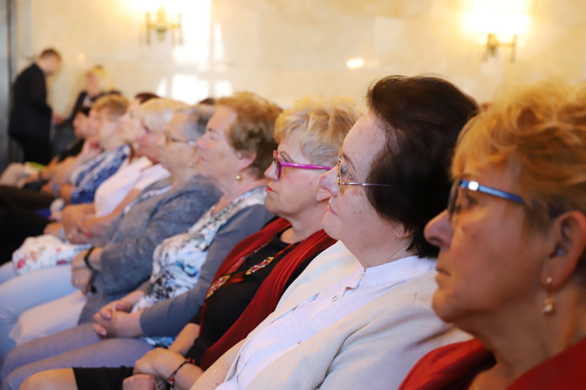 awatar starsze kobiety siedzą w na sali