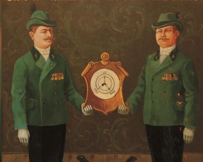 Obraz na którym stoją dwaj mężczyźni w zielonych kamizelkach.