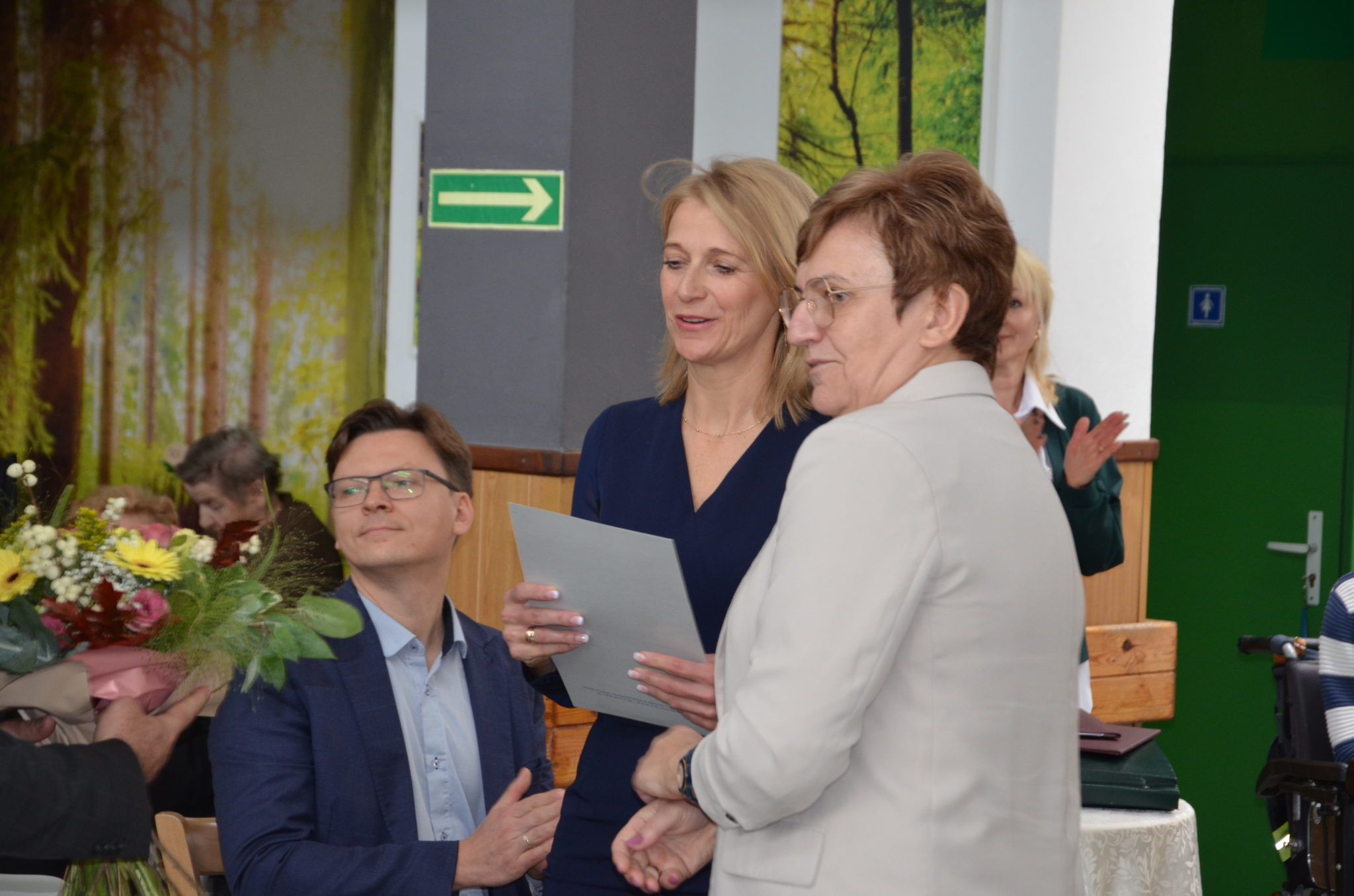 starosta Krystyna Kosmala wręcza list gratulacyjny dyerkto DPS Przyjaźń
