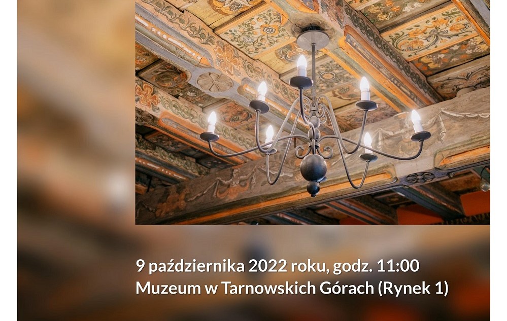 Awatar, Żyrandol zawieszony na zdobionym stropie. Na dole napis 9 października 2022 roku, godz. 11:00 Muzeum w Tarnowskich Górach.