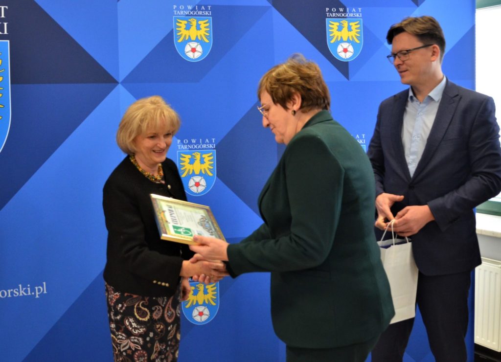 Starosta wręczająca certyfikat dyrektorce powiatowego urzędu pracy.