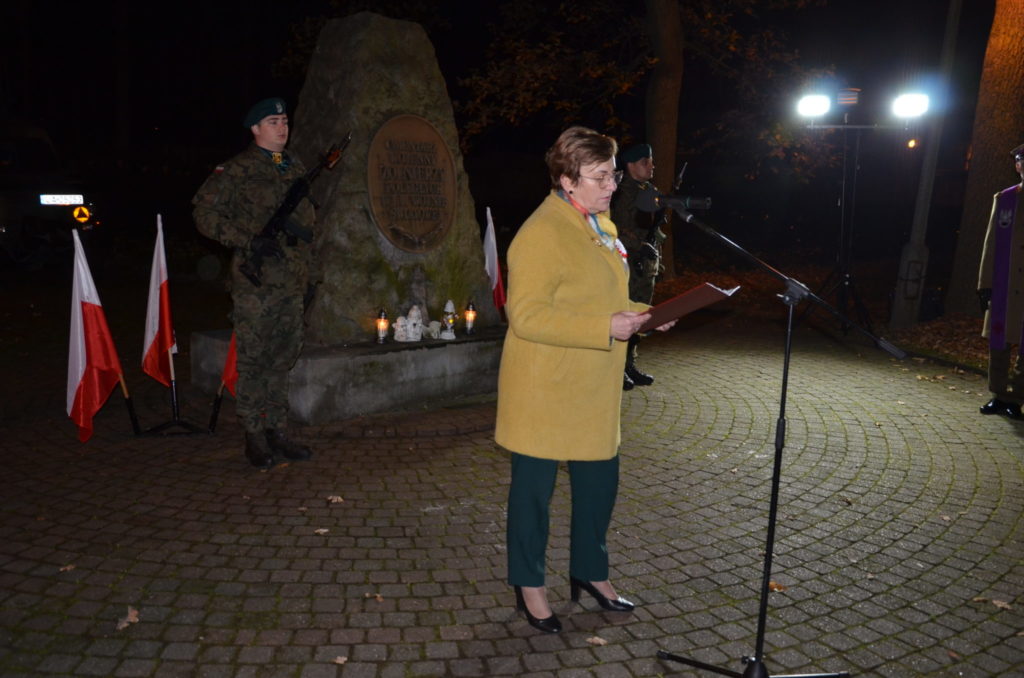 Krystyna Kosmala podczas przemowy na cmentarzu wojennym