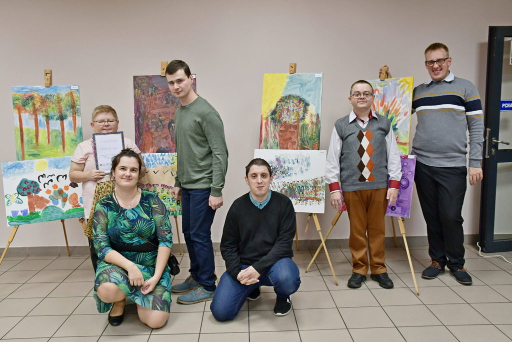 autorzy obrazów - dzieci z niepełnosprawnościami prezentują swoje prace malarskie