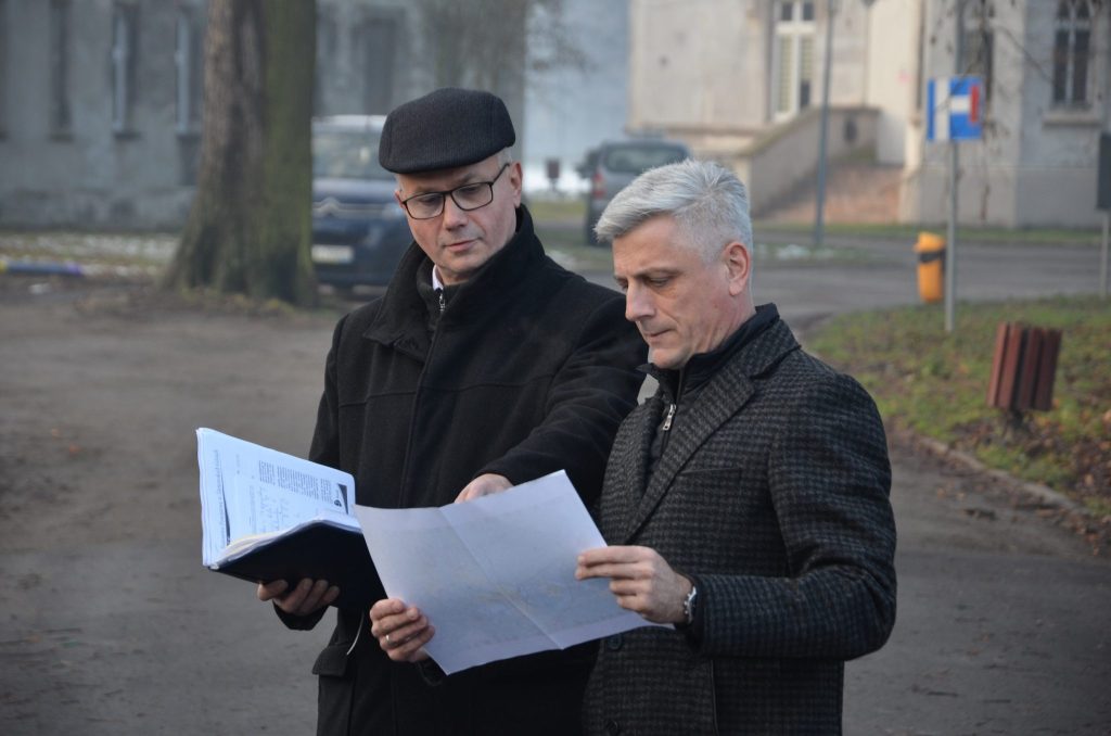 Sebastian Nowak i Krzysztof Łoziński przeglądają dokumentację