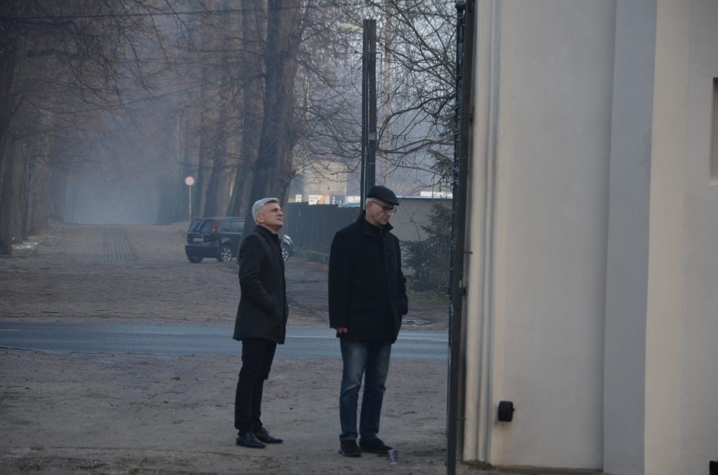 Sebastian Nowak i Krzysztof Łoziński oglądają wyremontowaną zabytkową bramę i ogrodzenie 