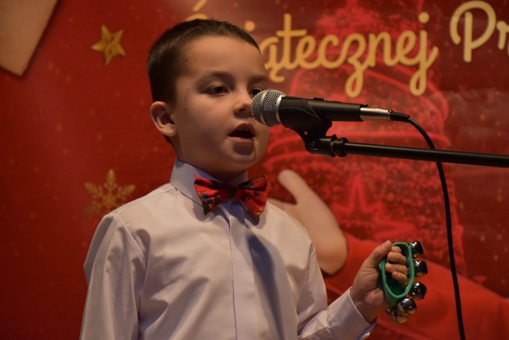młody chłopak śpiewa na scenie 