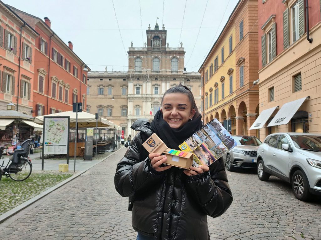 uśmiechnięta dziewczyna z powiatowymi gadżetami