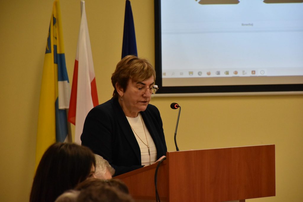 Starosta Tarnogórski przy mównicy, w tle trzy flagi. 