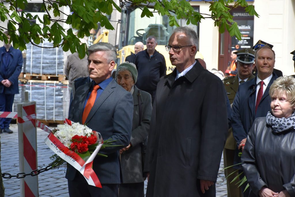 delegacje składają kwiaty pod tablic pamiątkową przy kościele Piotr i Pawła