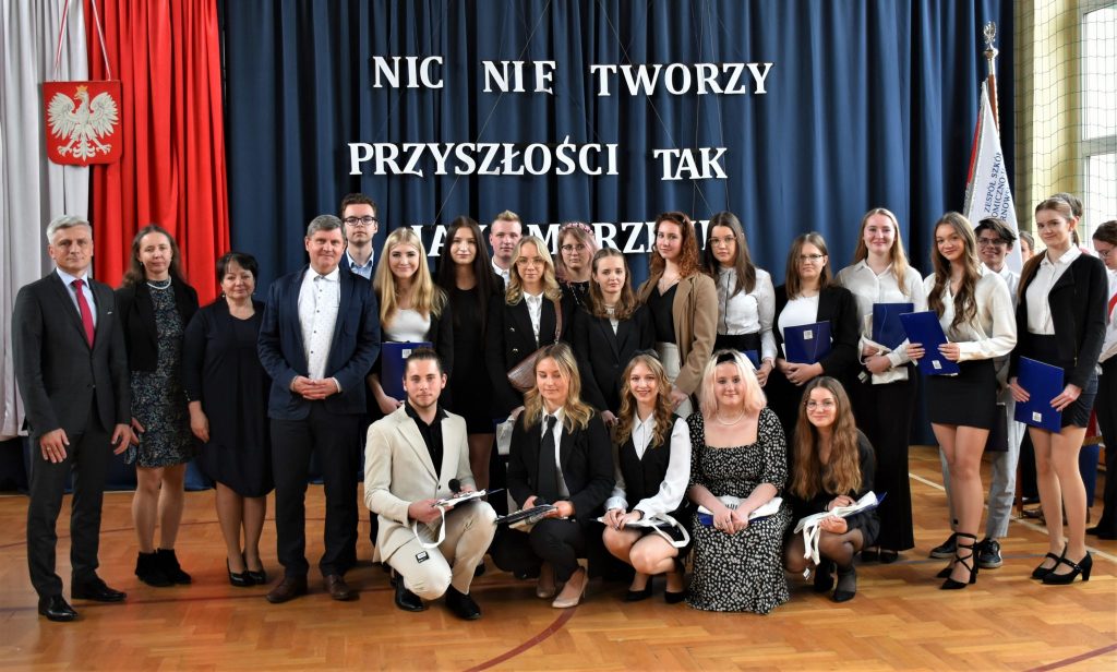 Grupa osób stojąca w kilku rzędach do wspólnego zdjęcia.