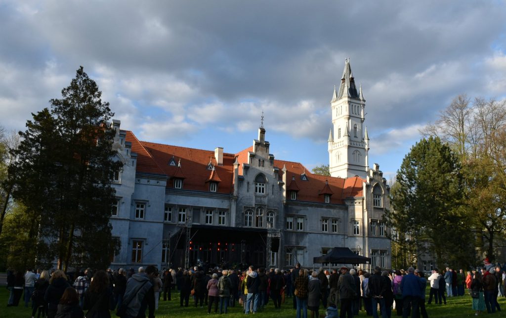 pałac w Nakle Śląskim i koncert w parku