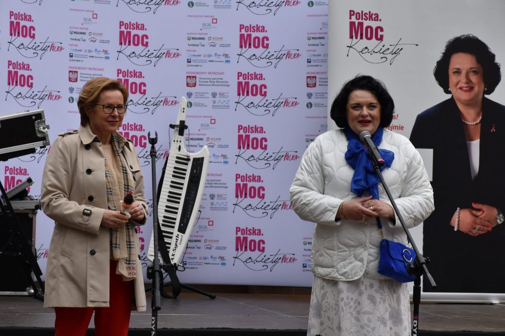 Dwie kobiety stojące przed mikrofonami