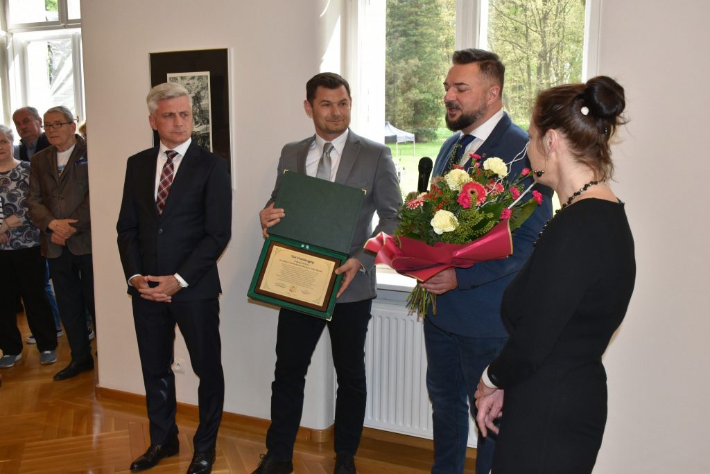 wręczanie kwiatów i przemowa przedstawicieli gminy Świerklaniec