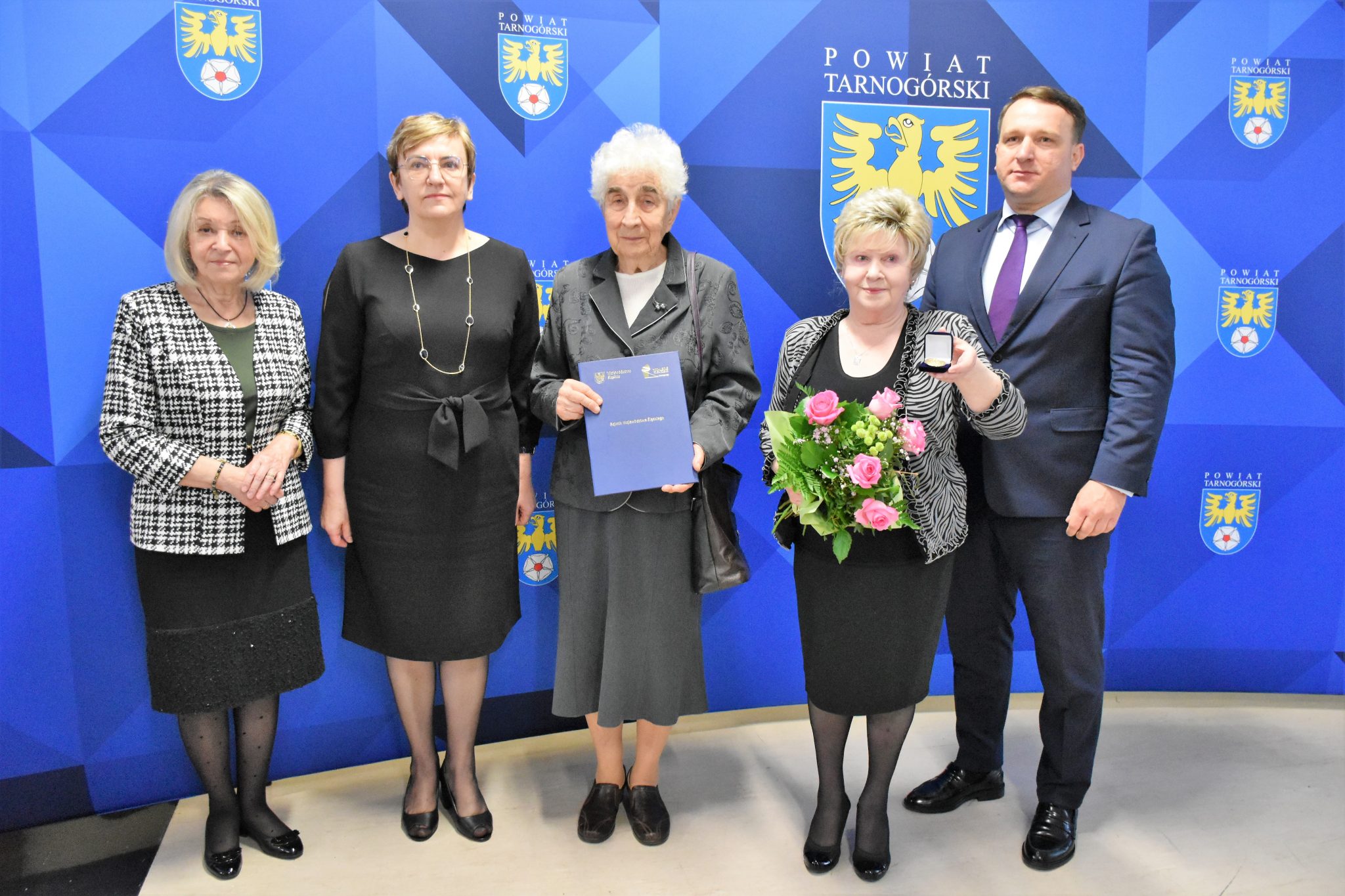 Krystyna Kosmala Przemysław Cichosz oraz dwie starsze kobiety w sali sesyjnej starostwa