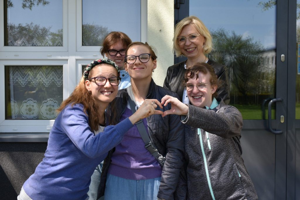 Grupa młodzieży z Panią Dyrektor z SOSW w Tarnowskich Górach.