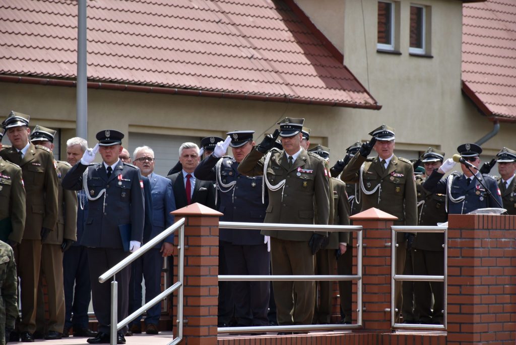 żołnierze i cywile podczas hymnu